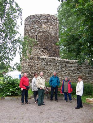 Mitglieder des Vereins vor der Ruine der Wasserburg Ruppendorf