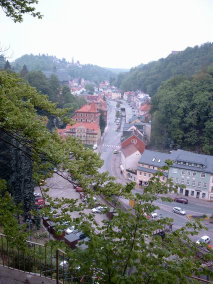 Beschreibung: Beschreibung: Beschreibung: Blick von der Burg auf die Stadt im Schloitzbachtal